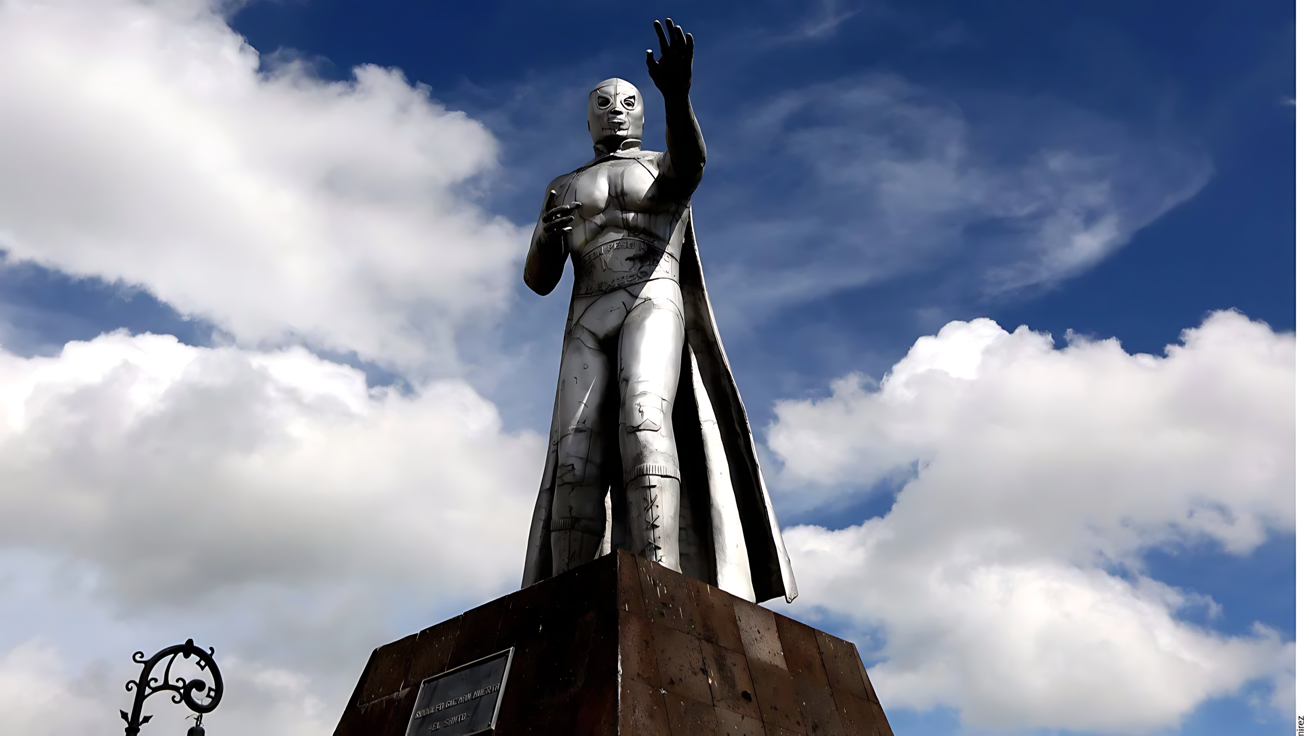 EL MONUMENTO DE “SANTO, EL ENMASCARADO DE PLATA».